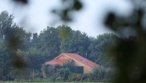 אחרי תשע שנים: משפחה נמצאה נעולה בחדר סודי בחווה בהולנד
