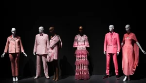תערוכה אופנתית במנהטן תוקפת קלישאות שדבקו בגוון הוורוד