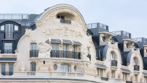 נחשף מלון היוקרה של אקירוב בפריז ששופץ בכ-100 מיליון יורו