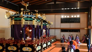 יפן: הקיסר החדש הוכתר רשמית - והעניק חנינה למאות אלפי אזרחים
