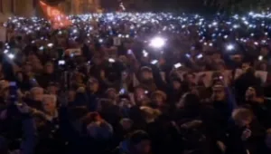 שמים פס רחב: מחאת הסמארטפונים בבודפשט