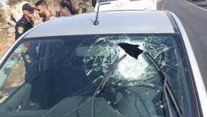 "סיכנו חיי אדם": שני תושבי י-ם מואשמים שיידו אבנים לעבר רכב ובו יהודים