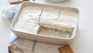 עוגת ביסקוויטים לבנה • הכוכבת הנצחית של המקרר הישראלי