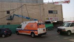 פועל כבן 40 נהרג מנפילה מגובה באתר בנייה ביהוד