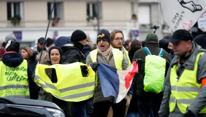 שנה למחאת ה"אפודים הצהובים": יותר מ-100 עצורים בהפגנות בפריז