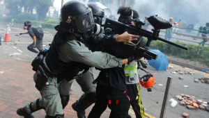המהומות בהונג קונג: עימותים אלימים בין סטודנטים לשוטרים