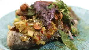 פילה דניס על מצע ירקות ירוקים ברוטב קארי של עידן מלדסי