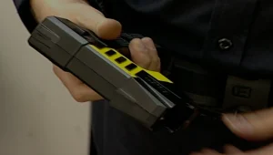 "השוטרים חוגגים כאילו זה צעצוע": האם יש שימוש יתר בטייזר?