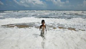 הודו: שפכים הוזרמו לים - קצף רעיל הציף את החוף • תיעוד