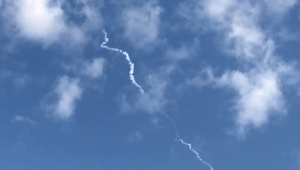 שובל לבן בשמי גוש דן: צפו בניסוי הטיל ששוגר מבסיס במרכז הארץ