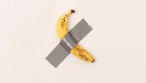 "האמן הרעב": אכל בתערוכה בננה - בשווי 120 אלף דולר • צפו