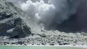 ניו זילנד: 5 הרוגים וכ-20 נעדרים בהתפרצות הר געש • תיעוד