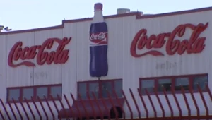 קוקה קולה נאבקת בייבוא המקביל - ומחלקת פחיות בחינם