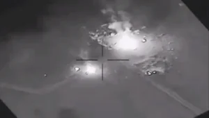 הטיל פוגע - והאתר עולה באש: תיעוד תקיפת ארה"ב בעיראק