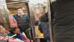 "צעקתי ואיש לא עזר לי": צעיר יהודי הותקף ברכבת התחתית במנהטן