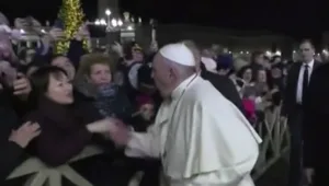 צפו: האפיפיור התעצבן על מעריצה שמשכה אותו - והכה אותה