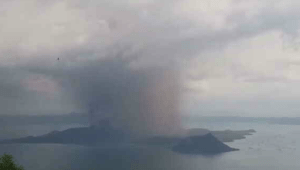 הר געש התפרץ בפיליפינים: תושבים פונו, טיסות בוטלו • תיעוד