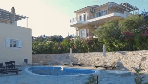 וילות פרטיות באיי יוון: הפתרון המושלם לחופשת הקיץ המשפחתית