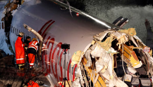 מטוס טורקי התפרק במהלך נחיתה; נוסע נהרג, כ-150 נפצעו • תיעוד