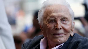 כוכב הקולנוע קירק דאגלס מת בגיל 103
