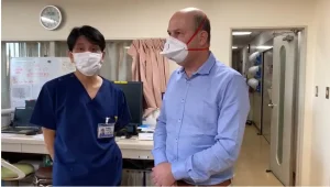 פרופ' מביה"ח הדסה טס ליפן לפגוש את הישראלים החולים בקורונה
