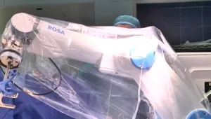 המנתח האוטומטי: הרובוט שמנווט ומכוון את הרופאים בזמן הניתוח