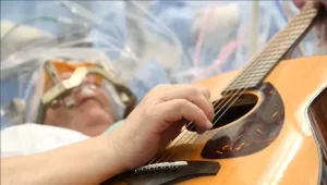 מנגן שירי פורים בגיטרה - בזמן שהוא עובר ניתוח במוח • צפו