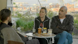 ליטל וקובי יושבים לקפה עם נווד