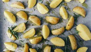 מתכון לתפוחי אדמה קראנצ׳ים בתנור של דנה נחום הרמן