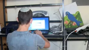מעוררי השראה: בני הנוער שמתקנים ותורמים מחשבים