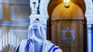 הרבנים הורו על סגירת בתי הכנסת - התושבים הגיבו באלימות