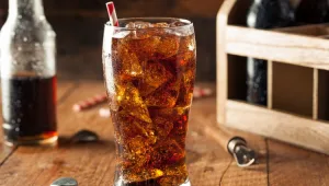 קפאין והרבה סוכר: לאיזה נזקים גורמים המשקאות המוגזים?
