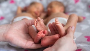 מרגש: המיילדת הראשית ילדה את שני נכדיה התאומים