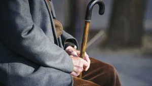 עבריינים גנבו עשרות אלפי שקלים מניצול שואה בן 92