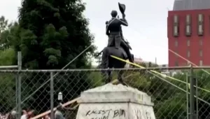 מהומות מול הבית הלבן: מפגינים ניסו להפיל פסל של נשיא לשעבר