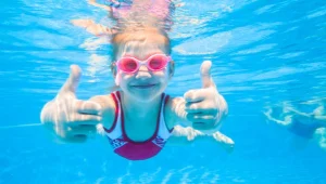 טיפול באסטמה ובעיות קשב: היתרונות המפתיעים בשחייה אצל ילדים