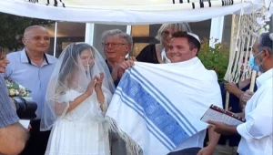 הסבתא לא יכלה להגיע לחתונה - הזוג הצעיר התחתן בבית האבות