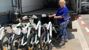 ניצולת השואה תורמת מאות זוגות אופניים לילדים