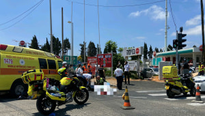 בן 70 נהרג מפגיעת משאית בהרצליה; אופנוען התנגש בקיר בת"א ומת