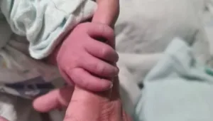 אדל הקטנה נדבקה בקורונה - שבוע בלבד לאחר שנולדה
