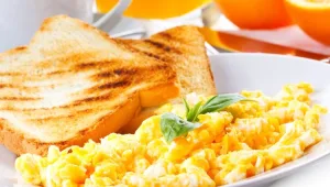 האם ארוחת בוקר תורמת לשמירה על המשקל?