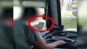 נהג האוטובוס סימס תוך כדי נהיגה - הילדה תיעדה אותו