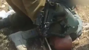 קצין צולם מצמיד את ברכו לצוואר של פלסטיני; צה"ל: תיעוד מגמתי