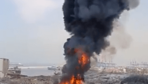 כחודש לאחר הפיצוץ: שריפת ענק פרצה בנמל ביירות • תיעוד