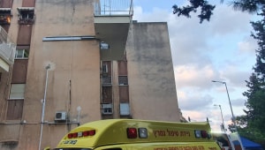אישה כבת 60 נהרגה לאחר שנפלה מחור שנפער במרפסת ביתה בחיפה