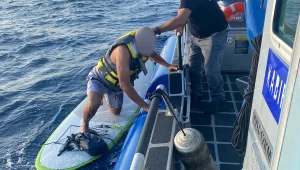 4 ק"מ מהחוף: המשטרה חילצה תושב אשדוד שנתקע על סאפ בלב ים