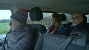 "זאת הפעם הראשונה שהוא נוהג בצד השמאלי": גידי מנסה להתרגל לנהיגה באנגליה