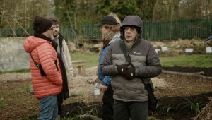 "הכול כאן הרוס זה כמו אחרי מלחמה": גידי ואהרוני מבקרים בשוק הגינה הקהילתי במנצ'סטר