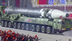 קוריאה הצפונית חשפה טילים בליסטיים חדשים במצעד צבאי
