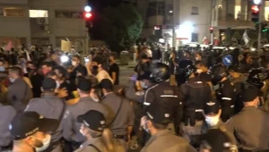 מדינה במחאה: עצורים בעימותים עם שוטרים בתל אביב ובירושלים